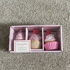 NWT Cupcakes & Cashmere Set of 3 Valentine's Day cupcakes